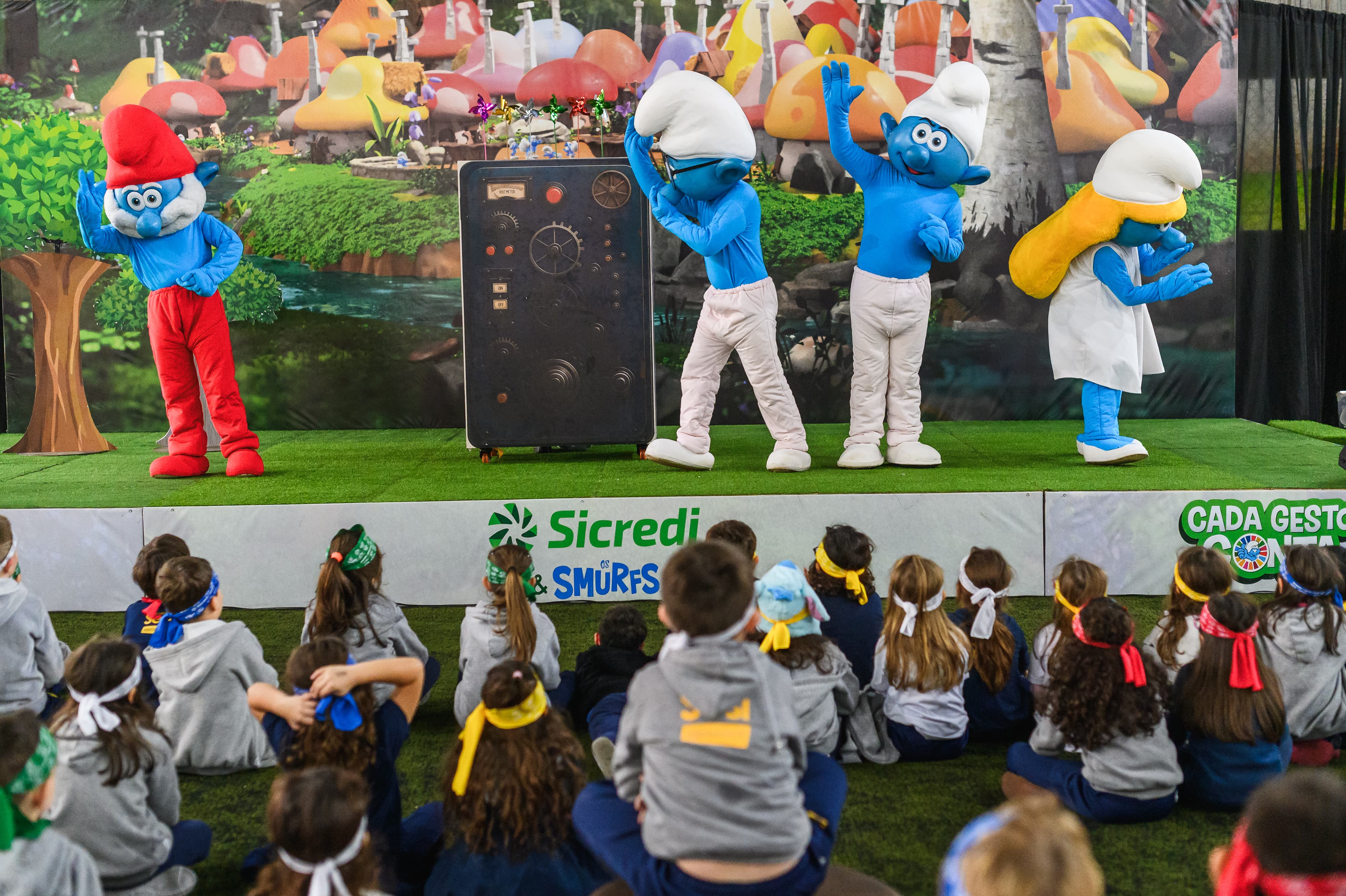 Caravana Sicredi & Smurfs leva educação ambiental para 17 mil crianças do Paraná e São Paulo