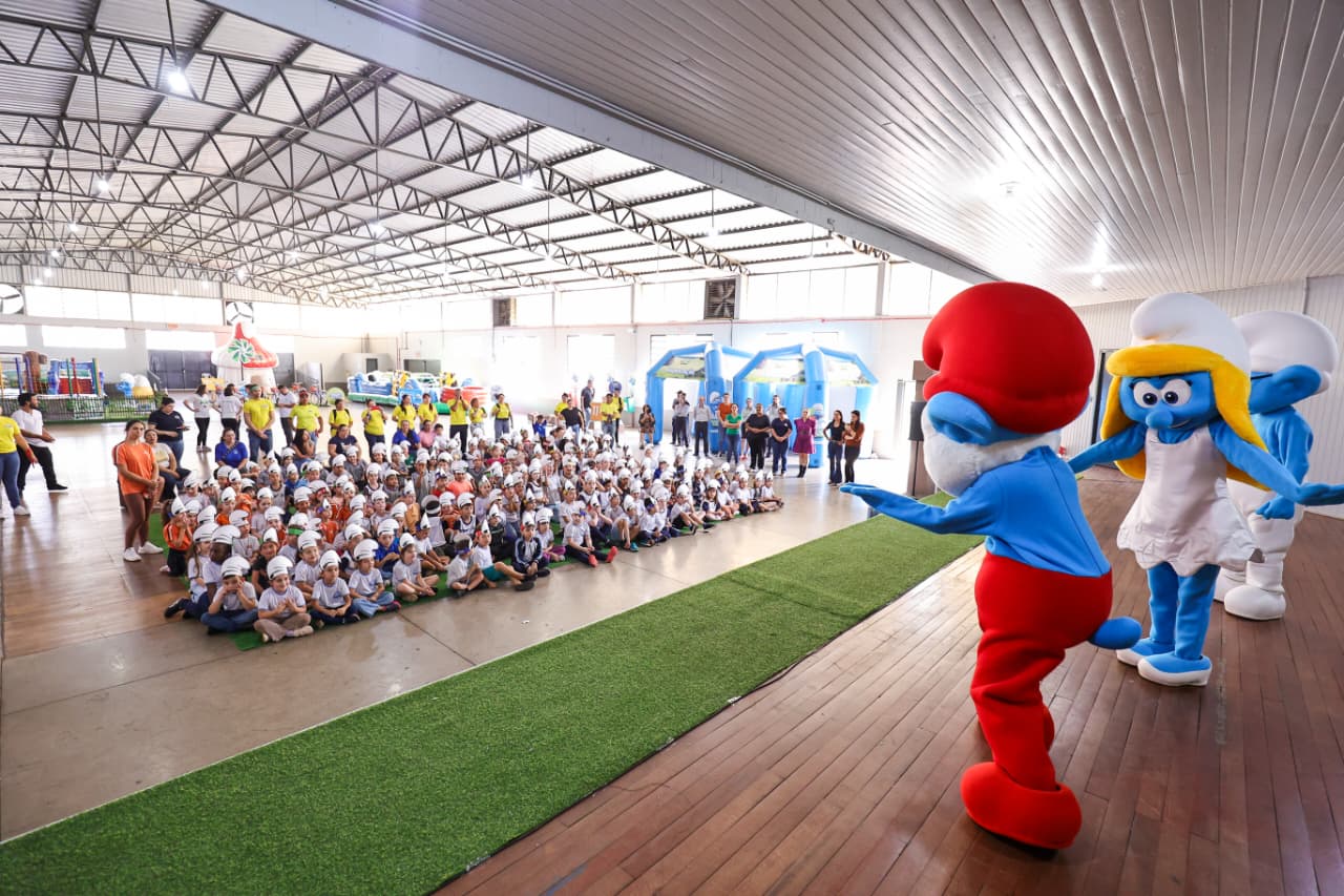 Caravana Sicredi & Smurfs fortalece ações de educação e sustentabilidade em Enéas Marques (PR)