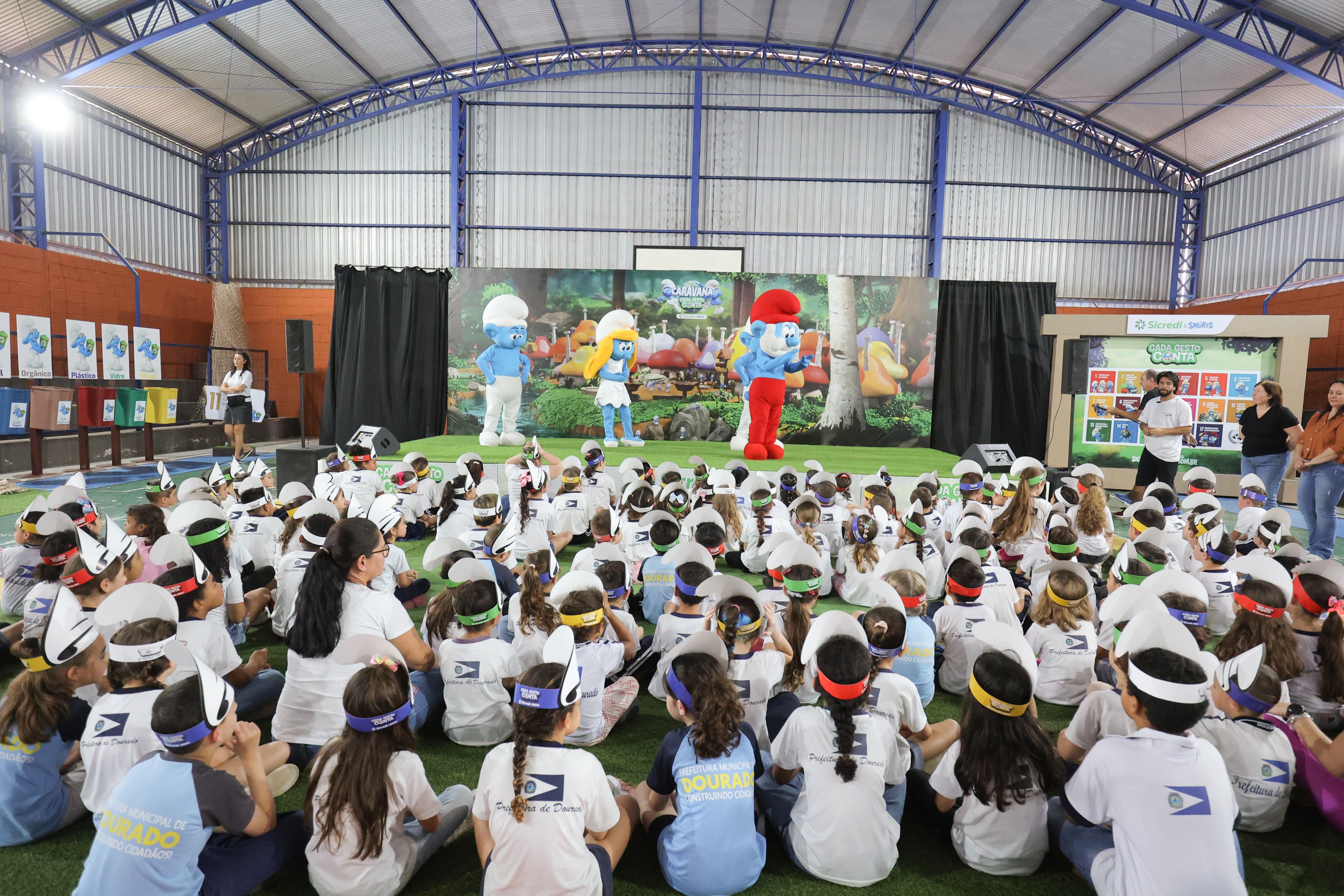 Caravana Sicredi & Smurfs movimenta Dourado com aprendizado sobre sustentabilidade