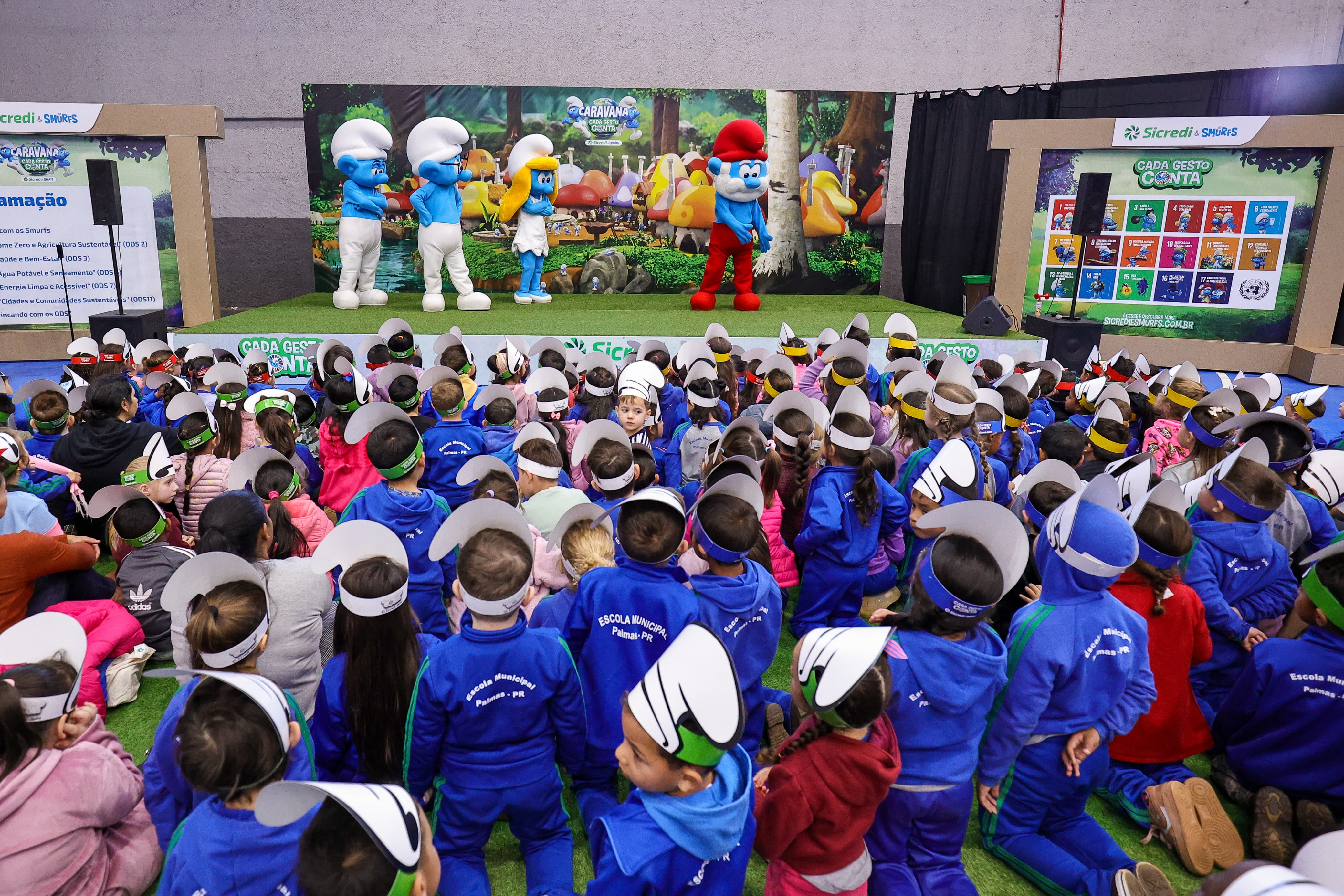 Entre brincadeiras e aprendizado, Caravana Sicredi & Smurfs passa por Palmas (PR)