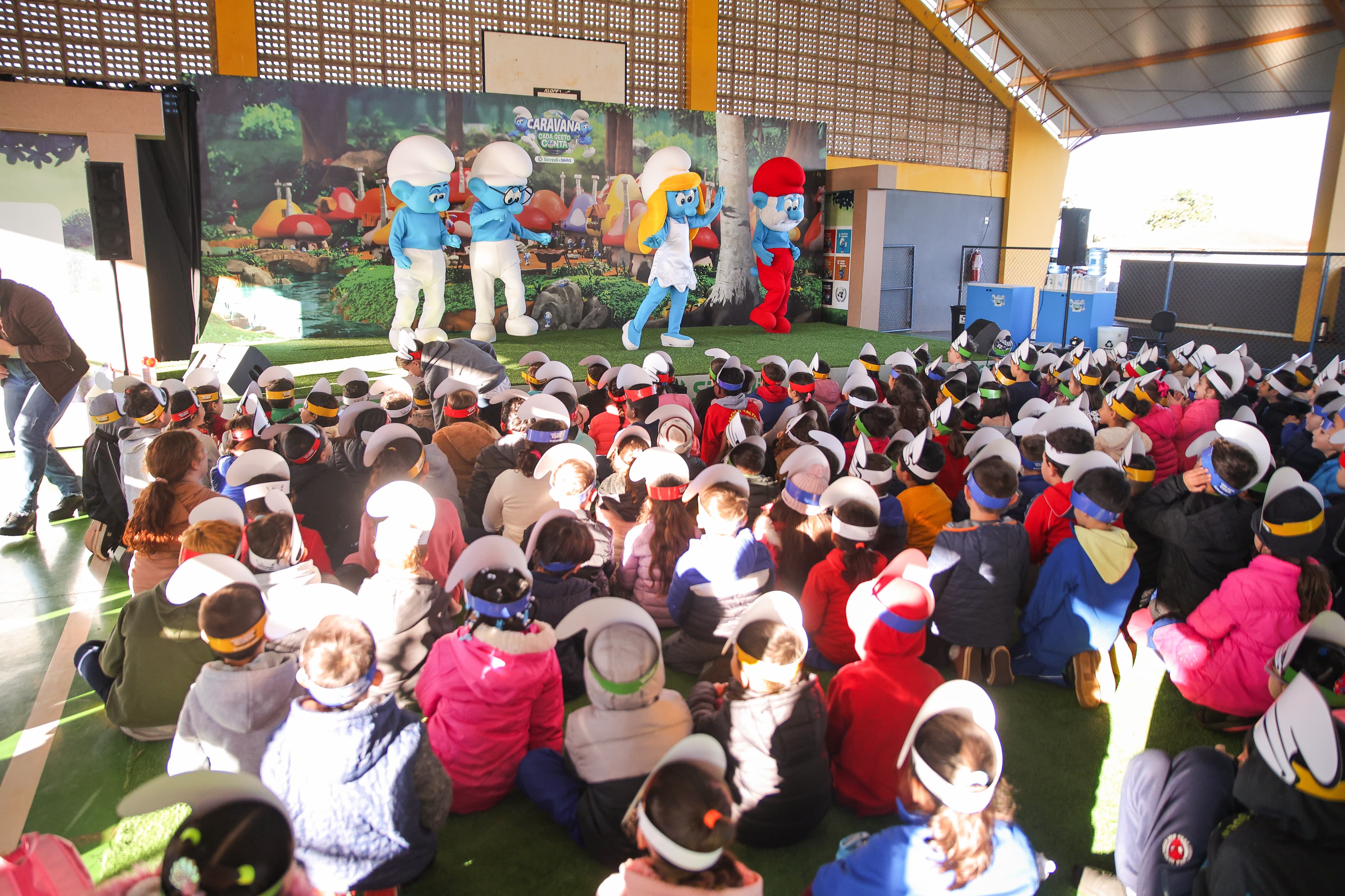 Toledo (PR) recebe Caravana Sicredi & Smurfs em dia de aprendizado e cooperação