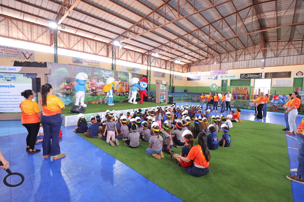 Caravana Sicredi & Smurfs leva aprendizado e sustentabilidade para Querência do Norte (PR)