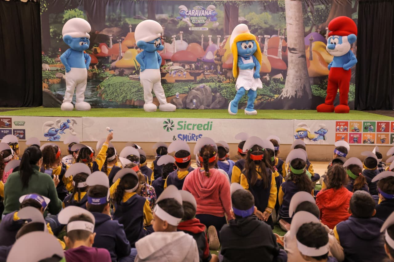 Cooperação e conscientização marcam a passagem da Caravana dos Smurfs por Pompeia (SP)